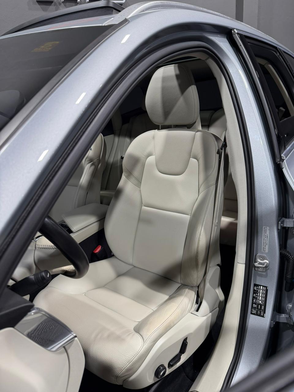 VOLVO XC60 T5 MOMENTUM 2.0 TURBO AWD — foto 18