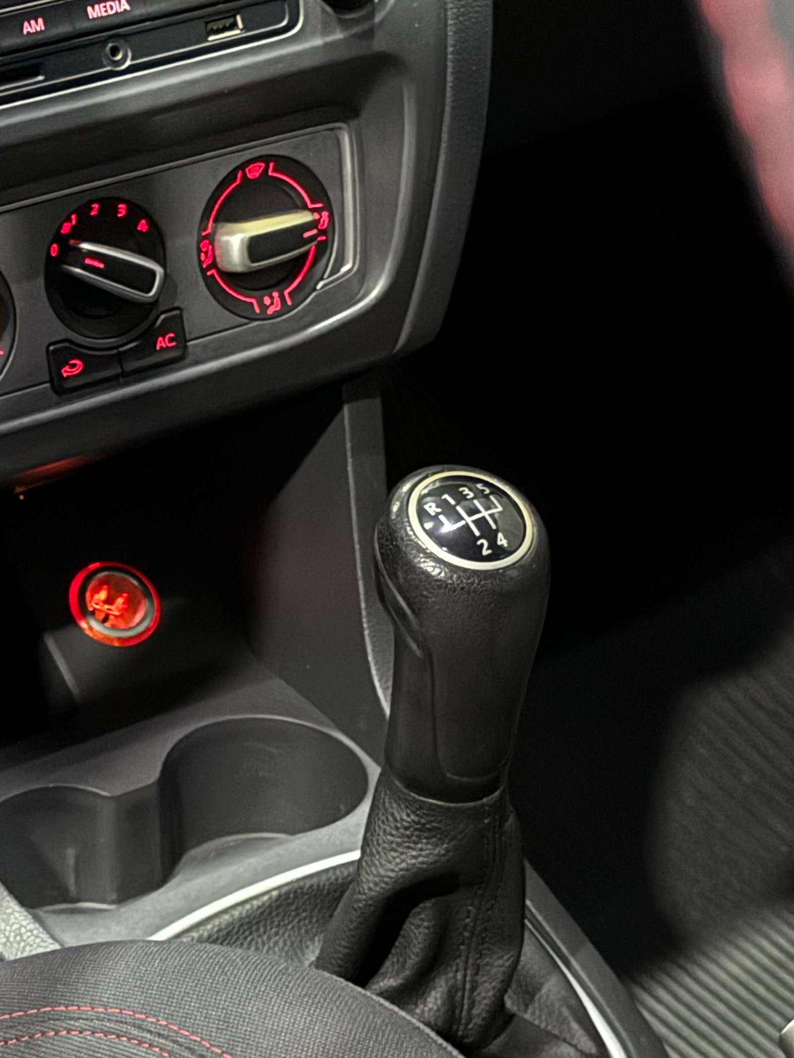 VW SPACEFOX HIGHLINE — foto 13
