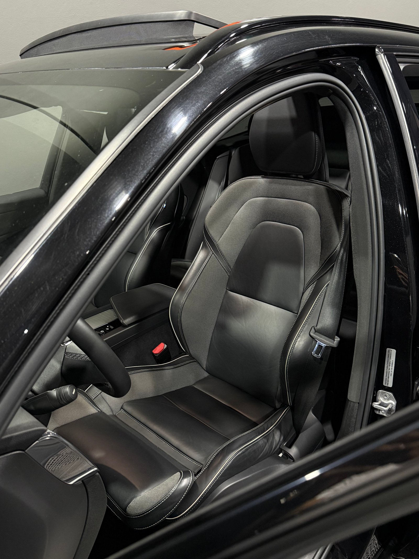 VOLVO XC60 T-8 R-DESIGN 2.0 — foto 17